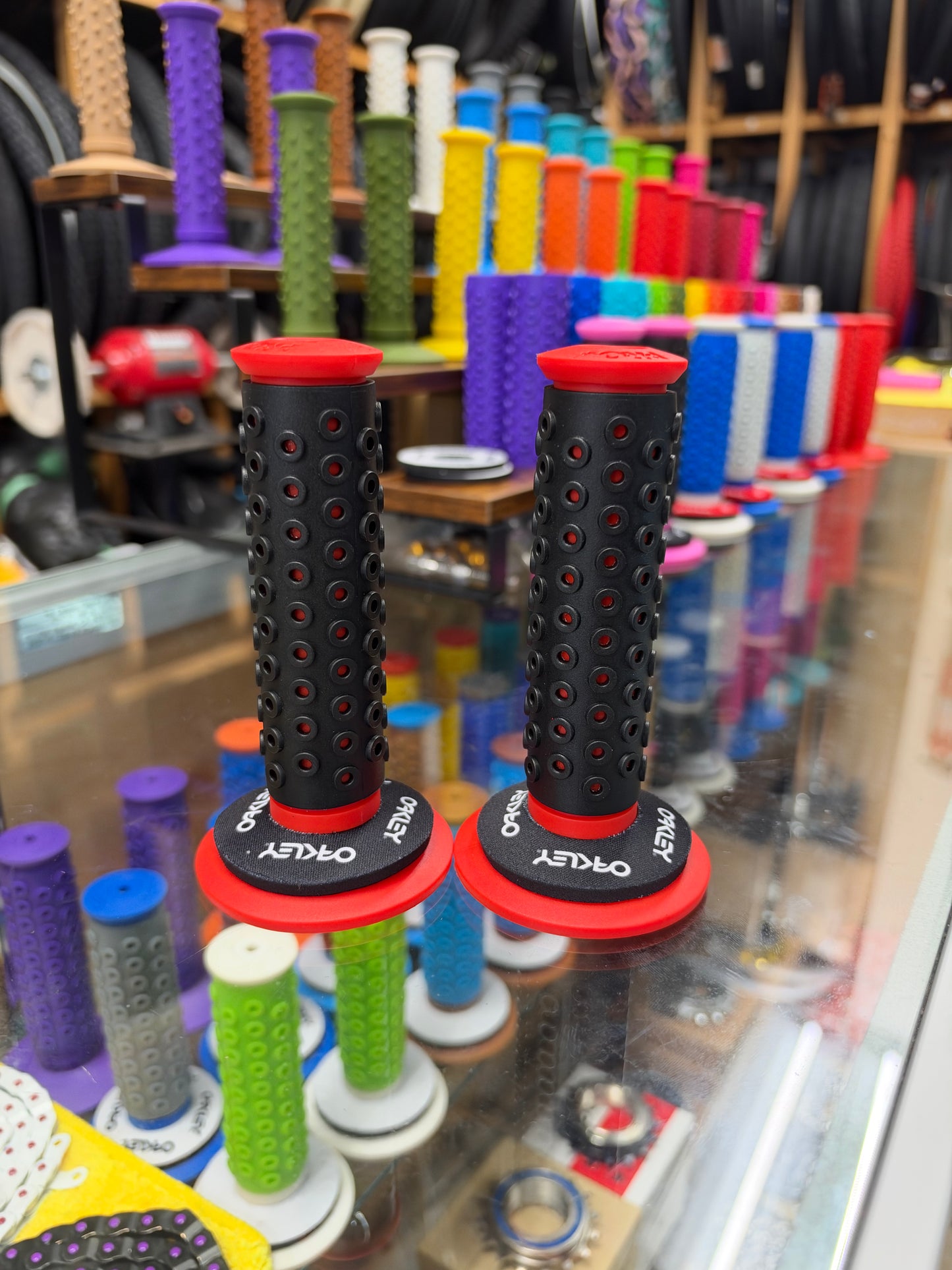 Frank’s Bicycles REPOP B1-B Grips RED/BLACK + Oakley Donuts