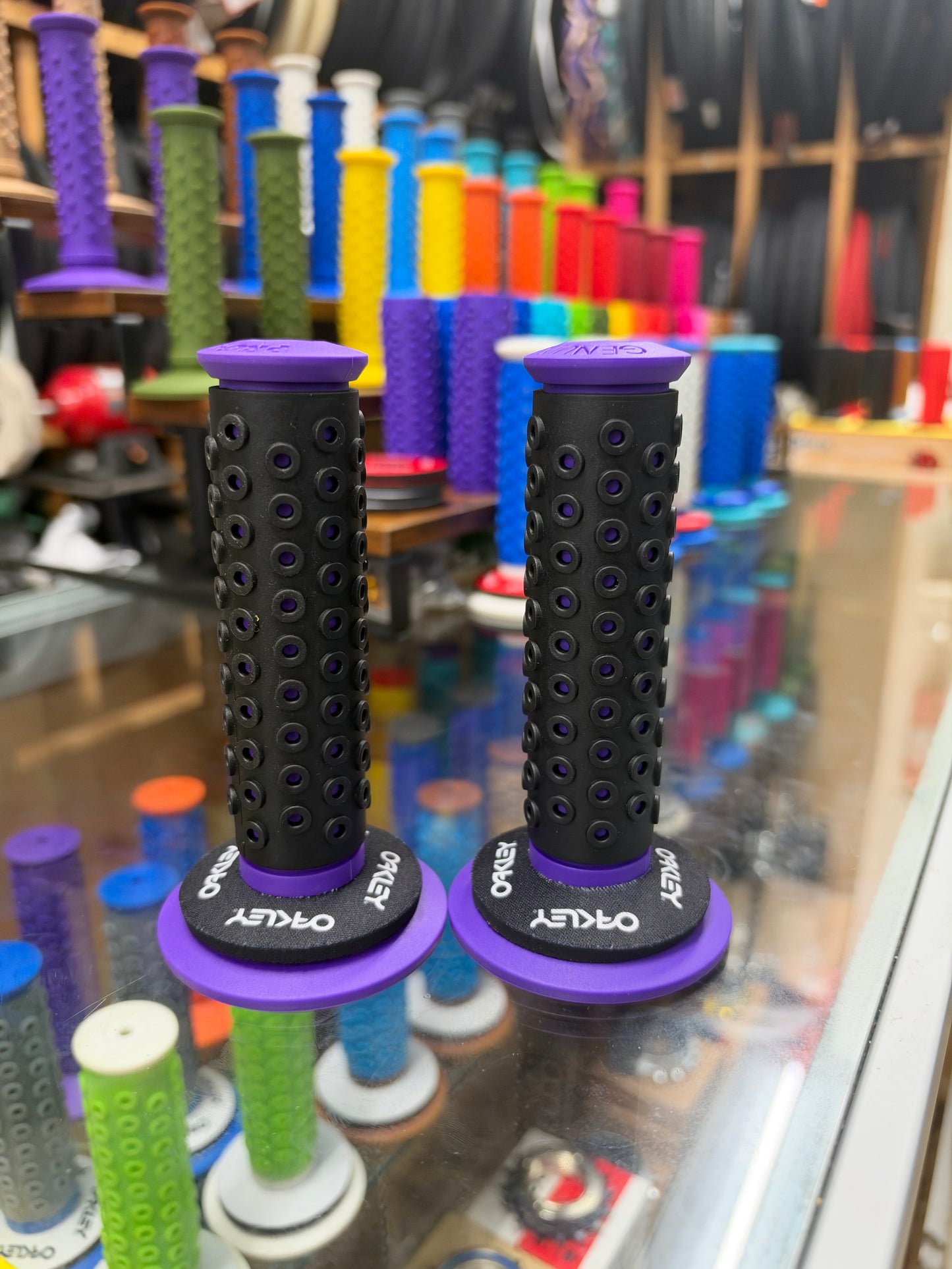 Frank’s Bicycles REPOP B1-B Grips PURPLE/BLACK + Oakley Donuts