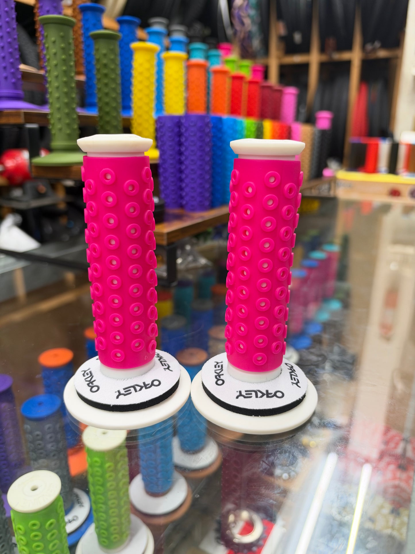 Frank’s Bicycles REPOP B1-B Grips WHITE/HOT PINK + Oakley Donuts