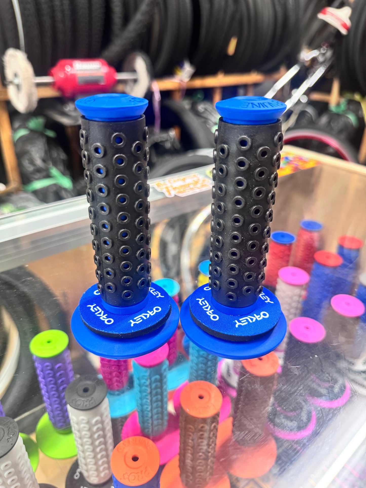 Frank’s Bicycles REPOP B1-B Grips BLUE/BLACK + Oakley Donuts