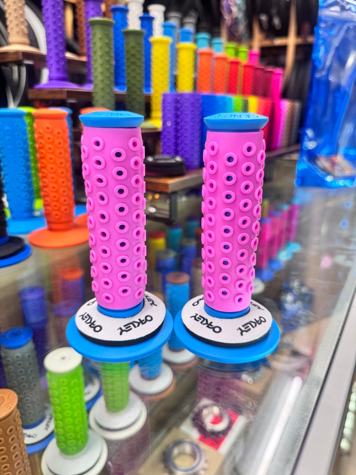 Frank’s Bicycles REPOP B1-B Grips LIGHT BLUE/PINK + Oakley Donuts