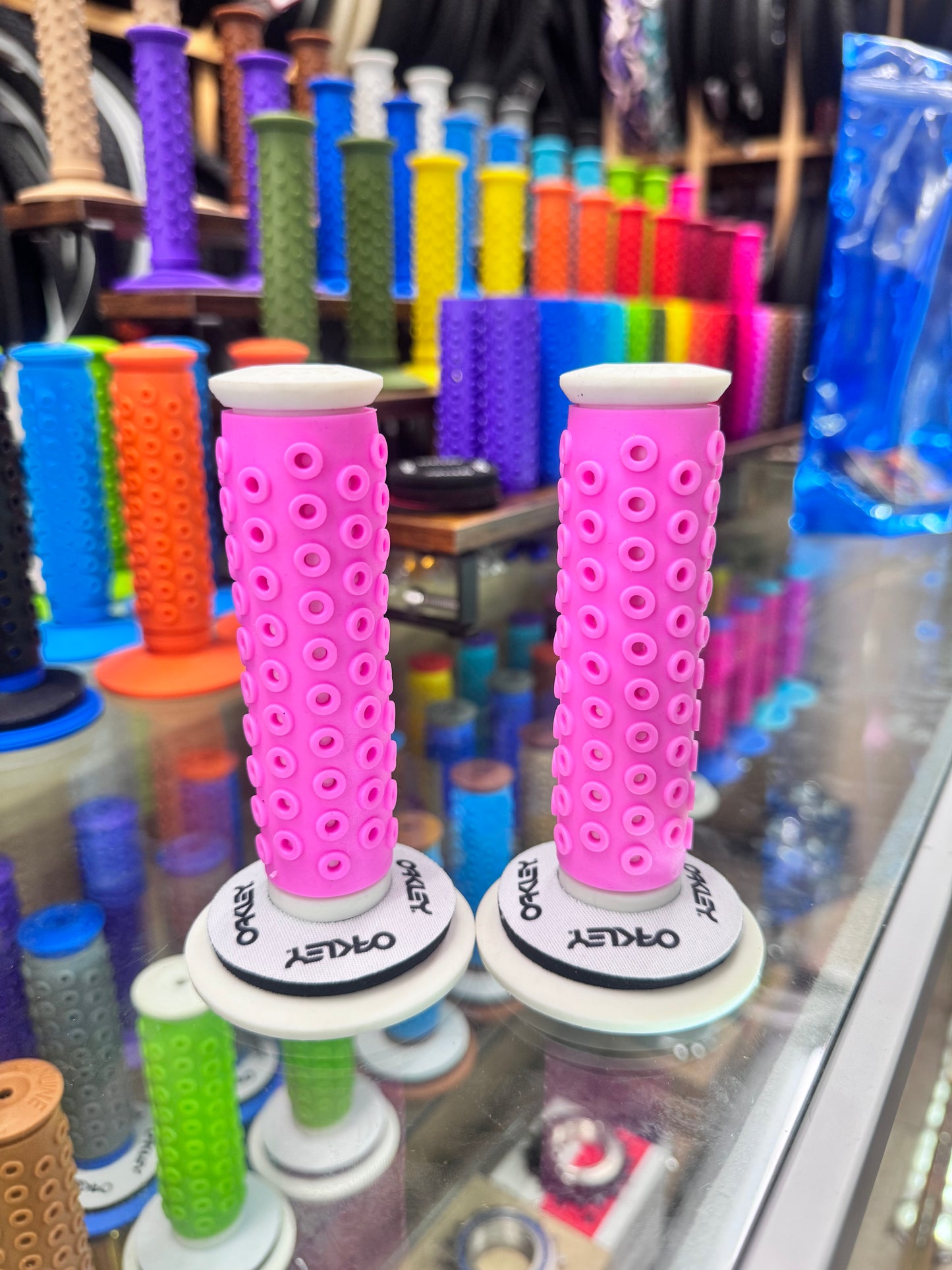 Frank’s Bicycles REPOP B1-B Grips WHITE/PINK + Oakley Donuts