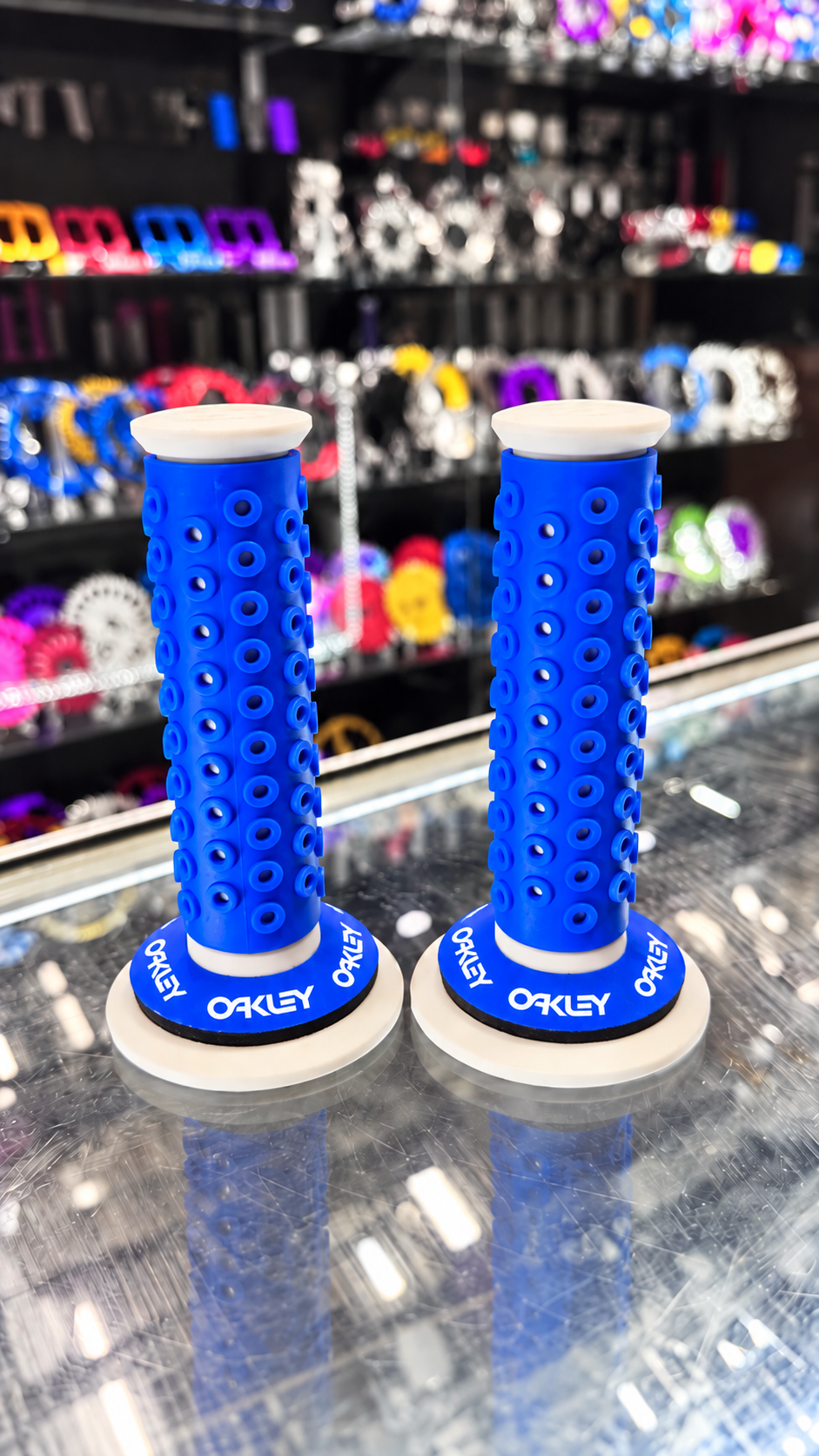 Frank’s Bicycles REPOP B1-B Grips WHITE/BLUE + Oakley Donuts