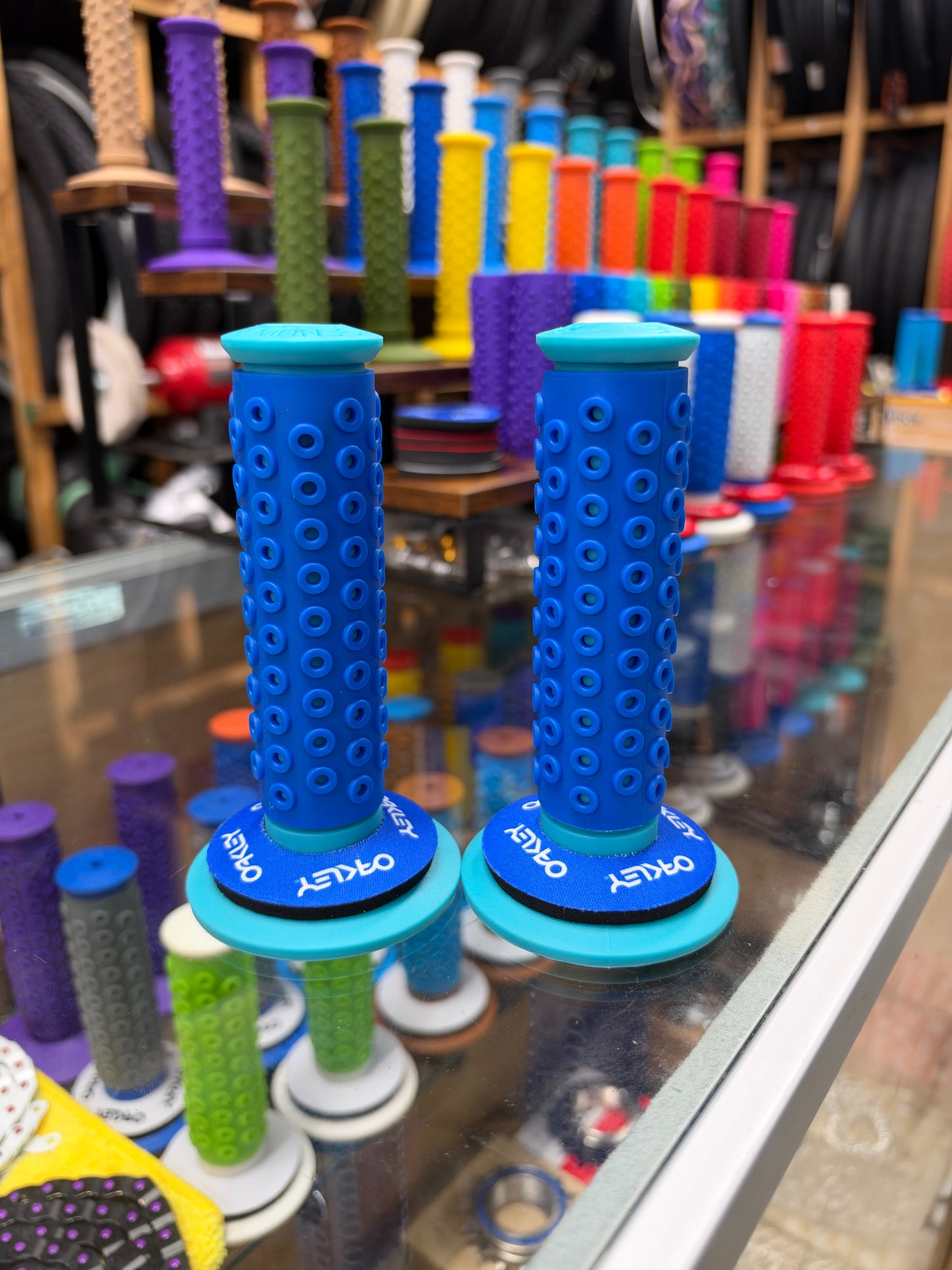 Frank’s Bicycles REPOP B1-B Grips TIFFANY BLUE/BLUE + Oakley Donuts