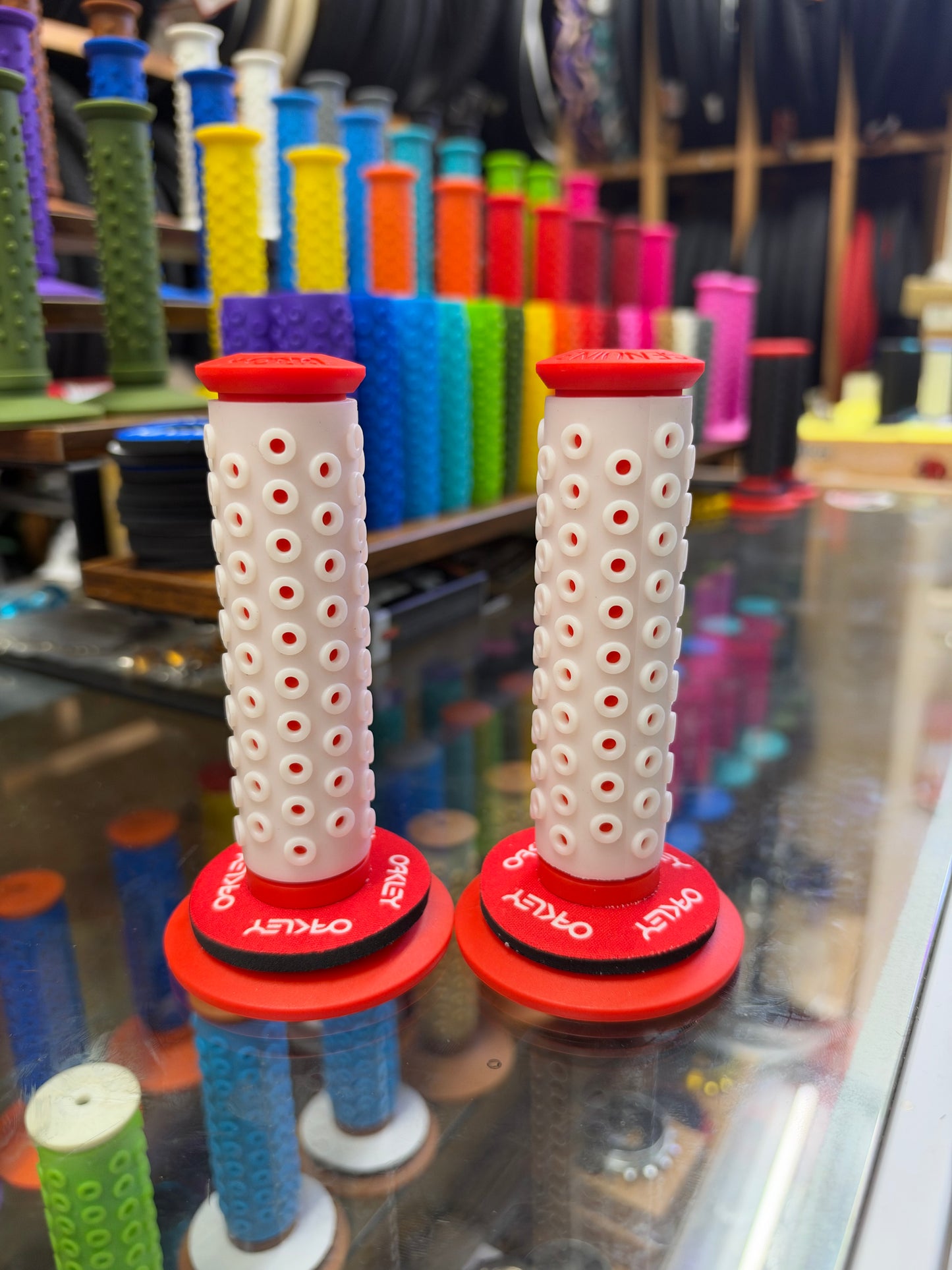 Frank’s Bicycles REPOP B1-B Grips RED/WHITE + Oakley Donuts